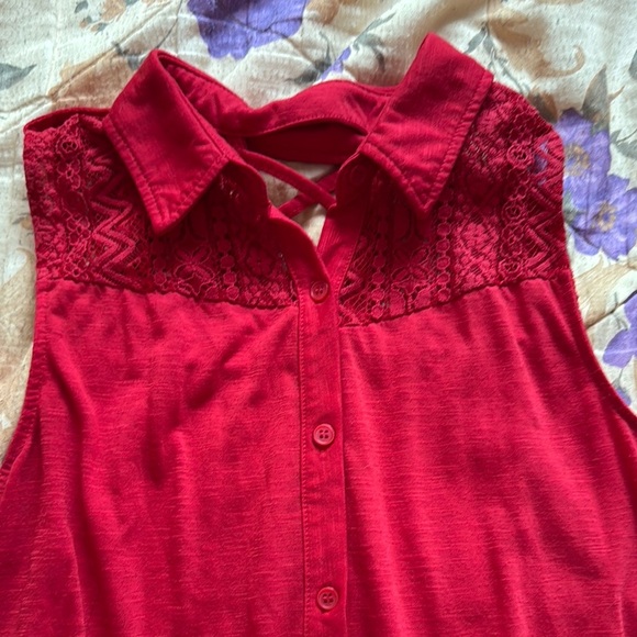 No Boundaries Red Sleeveless Button Down Blouse - Picture 2 of 7